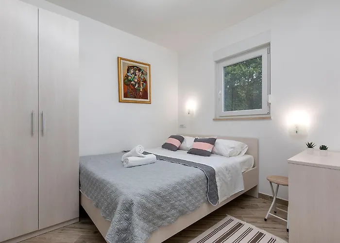 House Bumbiste 1703 반졸레