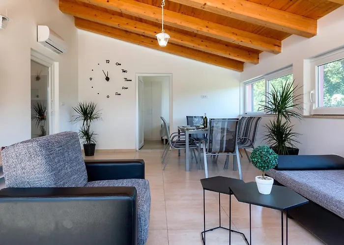 House Bumbiste 1703 Ferienhaus *