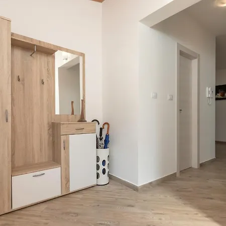 House Bumbiste 1703 בית נופש באניולה