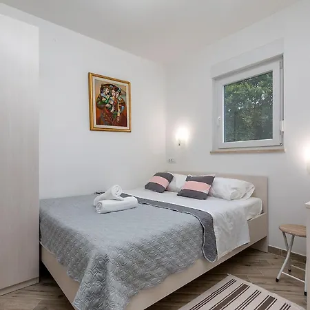 House Bumbiste 1703 באניולה